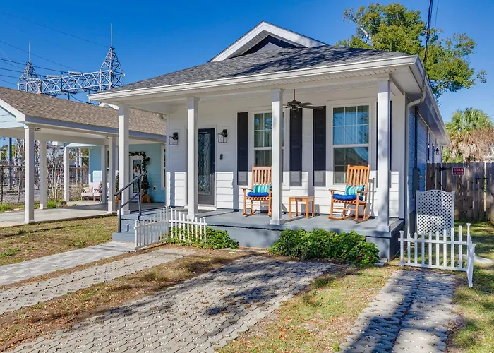 Holiday home Modern Vacation W/ Private Pool!