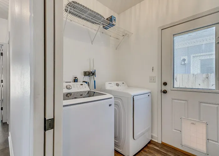 Modern Vacation W/ Private Pool! Holiday home
