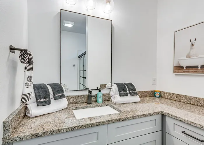 Modern Vacation W/ Private Pool! * Pensacola