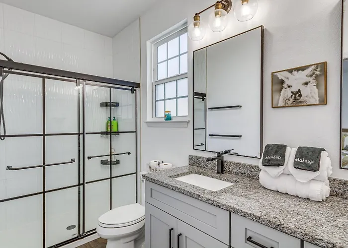 Modern Vacation W/ Private Pool! Holiday home Pensacola