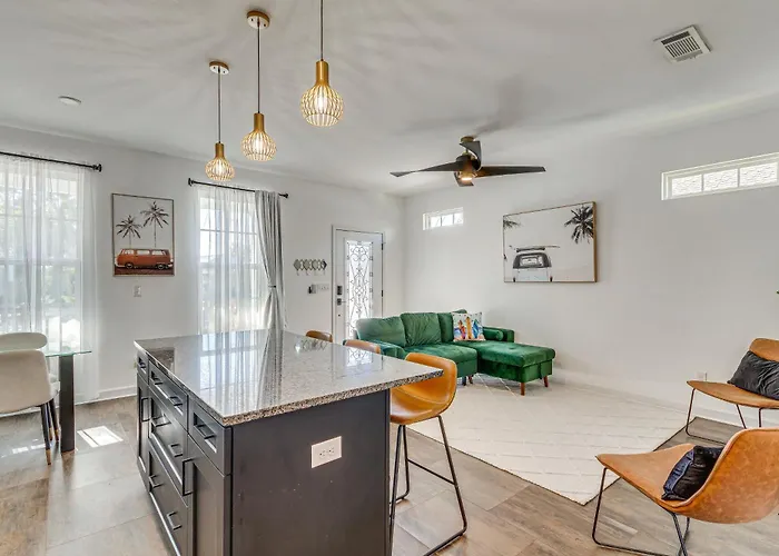 Modern Vacation W/ Private Pool! Holiday home