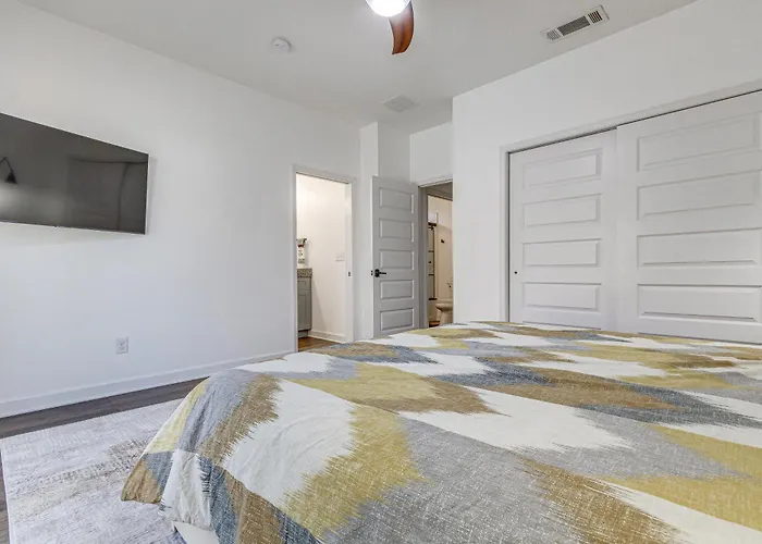 Modern Vacation W/ Private Pool! * Pensacola