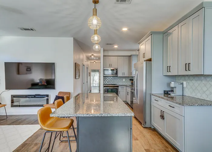 Modern Vacation W/ Private Pool! Pensacola