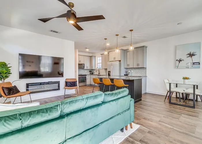 Modern Vacation W/ Private Pool! Holiday home Pensacola
